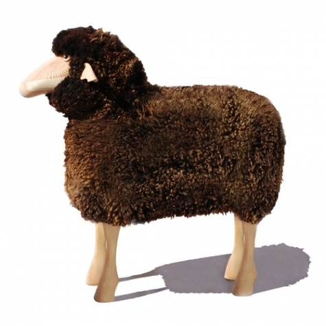 Outdoor-Schaf mit braun gelocktem Schaffell
