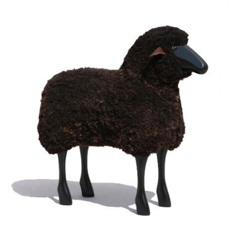Schaf in Lebensgröße, schwarzes Holz, braun gelocktes Fell